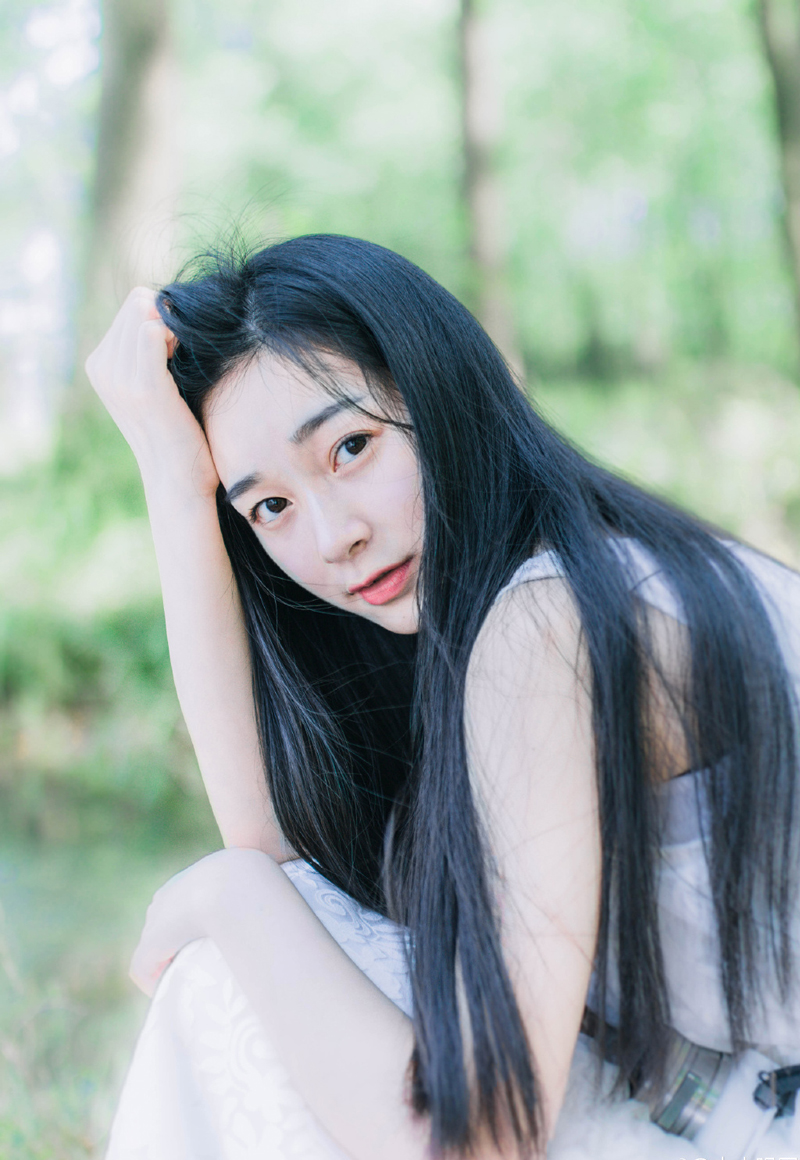 现实会告诉你不努力就会被生活踩死，无需找什么借口，一无所有就是拼的理由。